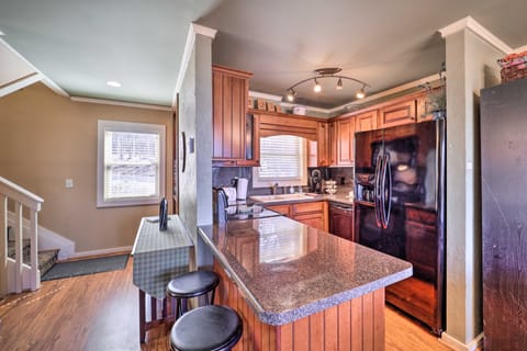 1 Mi to Slopes! Beech Mtn Haven w/ 3 Decks & Views Apartment in Beech Mountain