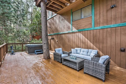 Woodsy Twin Peaks Getaway w/ Hot Tub & Views! House in Lake Arrowhead