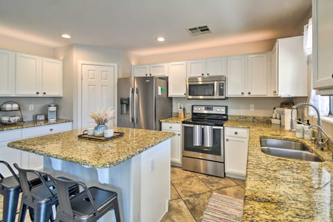 Avondale Oasis w/ Pool: 5 Mi to State Farm Stadium House in Avondale