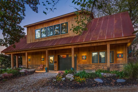 Falling Water Chalet Upper Unit: Near Bike Trails! Cottage in Bella Vista