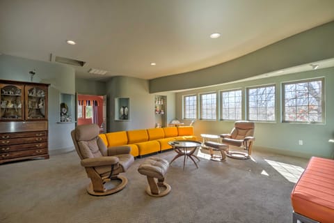 Falling Water Chalet Upper Unit: Near Bike Trails! Cottage in Bella Vista