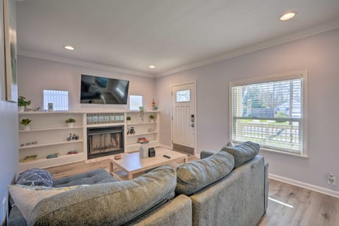 Pet-Friendly Sacramento Home ~ 5 to Downtown! House in Tahoe Park