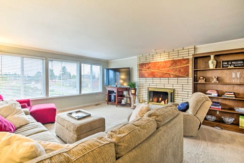 Spacious Tacoma Getaway: 2 Mi to Old Town! House in Tacoma
