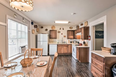 Sun, Sand & Explore! Coastal Galveston Hideaway Apartment in Galveston Island