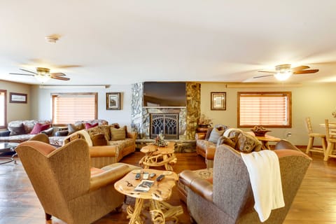 Modern Deadwood Apt with Mountain Views & Grill! Apartment in North Lawrence