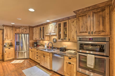 Modern Deadwood Apt with Mountain Views & Grill! Apartment in North Lawrence