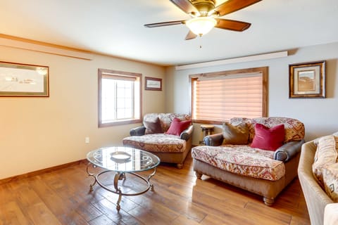 Modern Deadwood Apt with Mountain Views & Grill! Apartment in North Lawrence