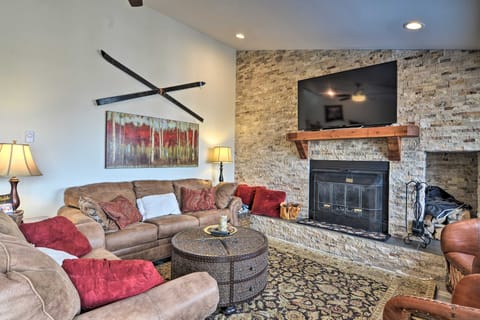 Cozy Mountain Getaway w/ Ski Shuttle Access! Apartment in Fraser