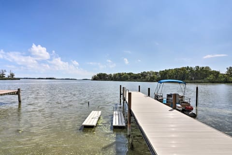 Lake Erie Waterfront Home w/ Sunroom & Yard! House in Lake Erie
