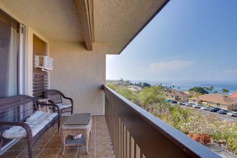 Kailua-Kona Condo: Steps to Beach & Downtown! Apartment in Holualoa