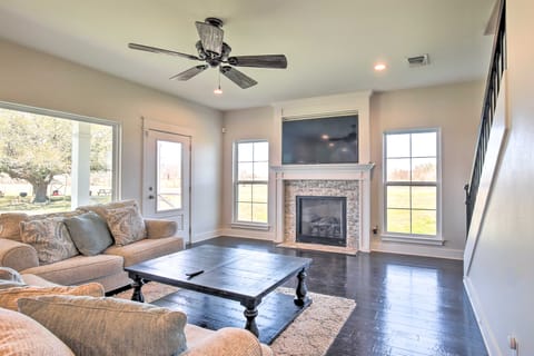 Spacious Texas Getaway w/ Fire Pit & Pond! House in Rio Grande