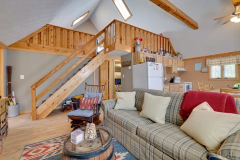 Walk to Beach: Pocono Lake Cabin w/ Pool Access! House in Coolbaugh Township