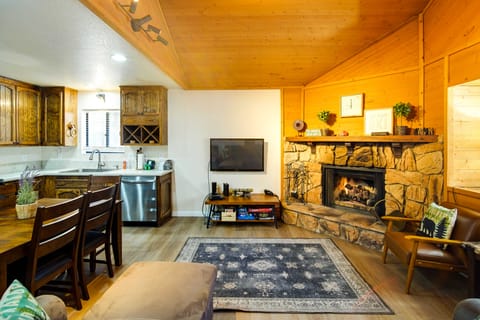 < 3 Mi to Lake: 'Goldilodge' Big Bear Lake Cabin House in Big Bear