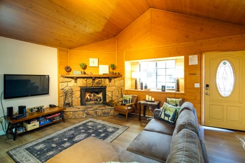< 3 Mi to Lake: 'Goldilodge' Big Bear Lake Cabin House in Big Bear
