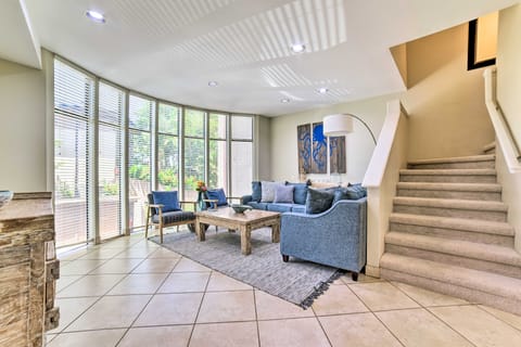 Bright & Airy Lahaina Condo - Walk to Beach! Apartment in Kapalua