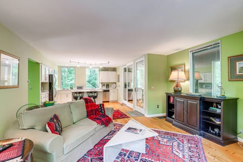 7 Mi to Dtwn Asheville: Carriage House w/ Deck House in Swannanoa