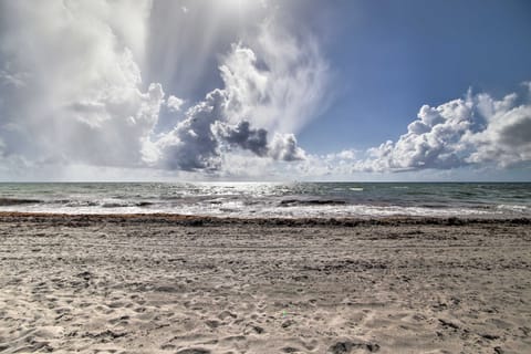 Walk to Beach: Pet-Friendly Hollywood Oasis! Apartment in Hollywood Beach