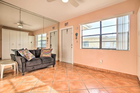 Walk to Beach: Pet-Friendly Hollywood Oasis! Apartment in Hollywood Beach