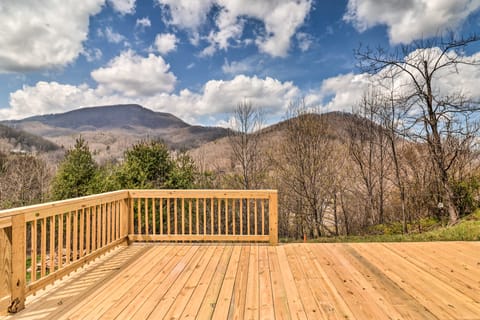 Waynesville Smart Cabin w/ Hot Tub & Views! House in Maggie Valley