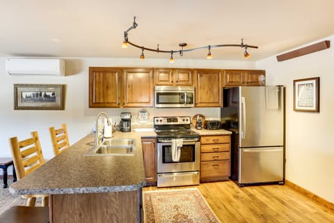 Centrally-Located Deadwood Apt w/ Mountain Views! Apartment in North Lawrence