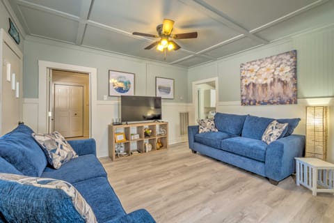 Stunning 2-Building Rental - Walk to Marina! House in Tennessee