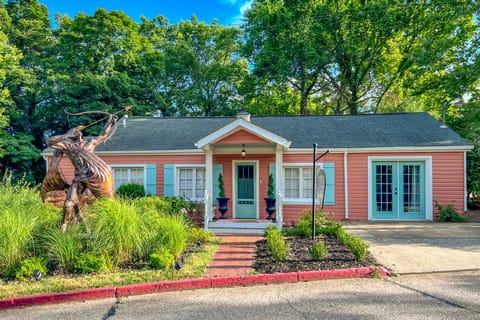 Eclectic 'Osage Cottage' in Historic District Cottage in Eureka Springs