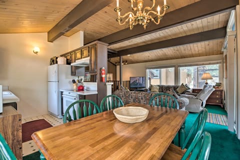 Mammoth Lakes Townhome < 2 Mi to Ski Area! Apartment in Mammoth Lakes