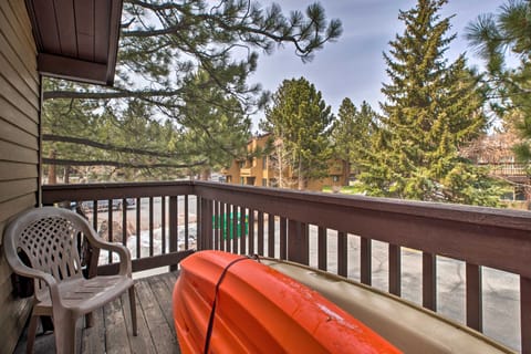 Mammoth Lakes Townhome < 2 Mi to Ski Area! Apartment in Mammoth Lakes