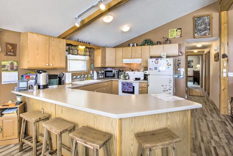 Waterfront Friendship Home w/ Private Pier! Cottage in Wisconsin