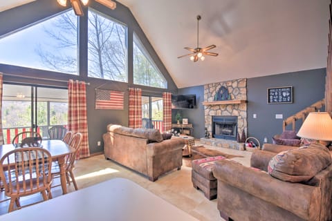 Relax Fireside: ‘HighBearNation Lodge’ Near Hiking House in Tennessee