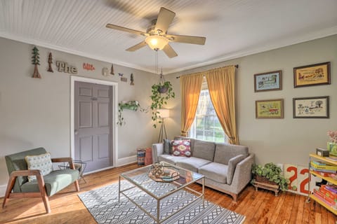 Stylish Woodfin Home w/ Backyard & Fire Pit House in Woodfin