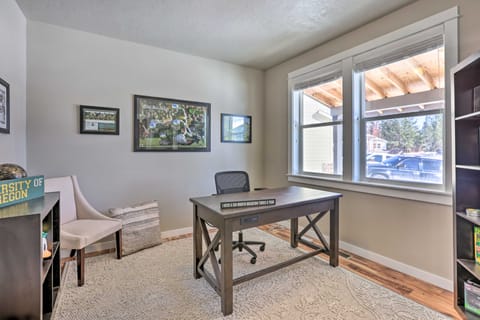 Modern Bend Home ~ 3 Mi to Old Mill District! House in Bend