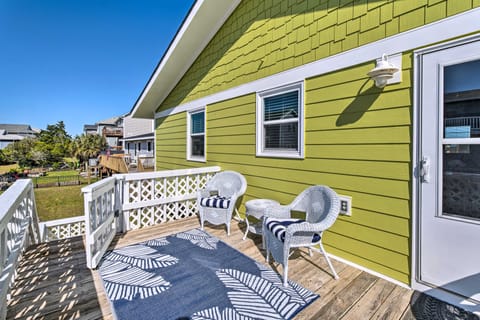 Quaint 'Sand Dollar Sandbar' - Walk to Beach! House in Topsail Beach