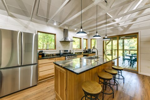 Stunning Culloden Cabin with Deck & Creek View! House in Georgia