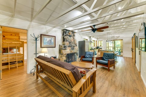 Stunning Culloden Cabin with Deck & Creek View! House in Georgia