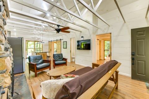 Stunning Culloden Cabin with Deck & Creek View! House in Georgia