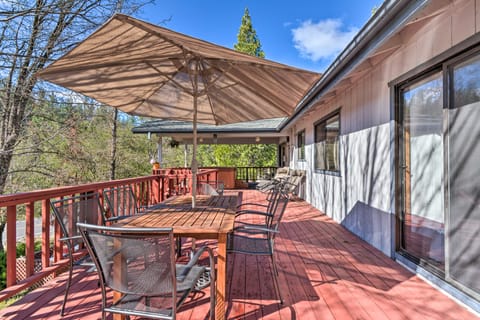 Deck & BBQ: Rustic Groveland Home! House in Groveland