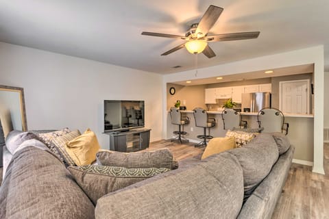 Updated Townhome w/ Deck ~ 12 Mi to Beaches! Apartment in Niceville