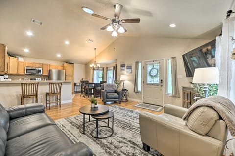 Cozy Canyon Lake Abode < 1 Mi to Boat Ramp! House in Canyon Lake