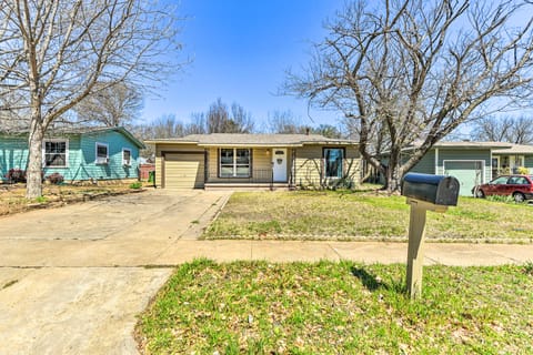1 Mi to AT&T Stadium: Downtown Arlington Home House in Arlington