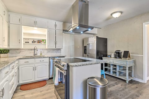 1 Mi to AT&T Stadium: Downtown Arlington Home House in Arlington