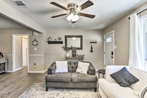 1 Mi to AT&T Stadium: Downtown Arlington Home House in Arlington