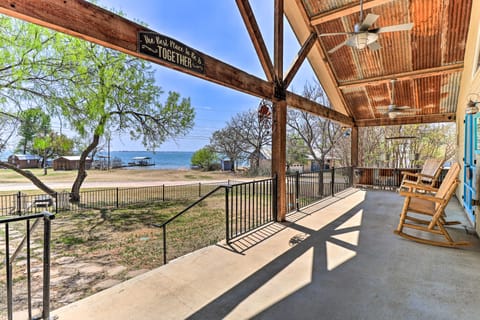 Charming Burnet Cottage w/ Lake View + Porch! Cottage in Lake Buchanan