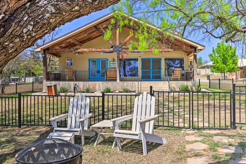 Charming Burnet Cottage w/ Lake View + Porch! Cottage in Lake Buchanan