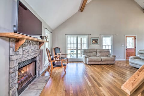 Bright ‘Green Gables’ Cabin: Hike, Swim & BBQ House in Kentucky