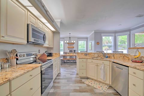 Backyard Oasis w/ Pool: Airy Crystal River Retreat House in Lecanto