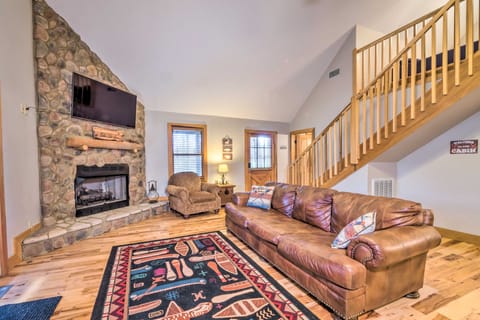 Quaint 'Lakeside' Cabin w/ Pond & Fire Pit! House in Kentucky