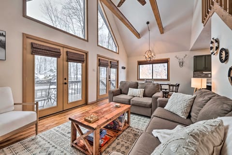 Walk to Arrowhead Lake: Cabin w/ Private Hot Tub! House in Coolbaugh Township