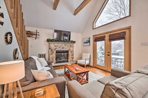 Walk to Arrowhead Lake: Cabin w/ Private Hot Tub! House in Coolbaugh Township