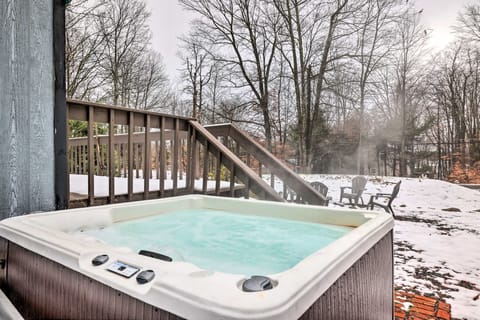 Walk to Arrowhead Lake: Cabin w/ Private Hot Tub! House in Coolbaugh Township